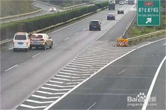 安徽高速多车追尾，高速公路怎么防止追尾事故