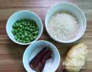 怎么简单制作腊肉土豆焖饭？