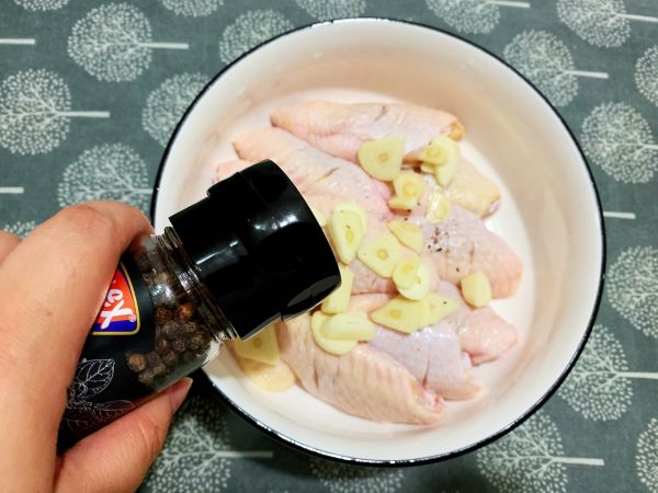 鲜嫩多汁柠香黑胡椒烤鸡翅