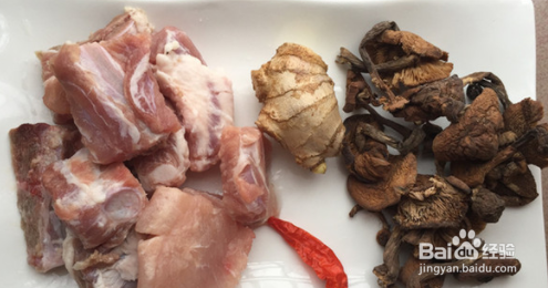 鲜香野生榛蘑煲排骨汤