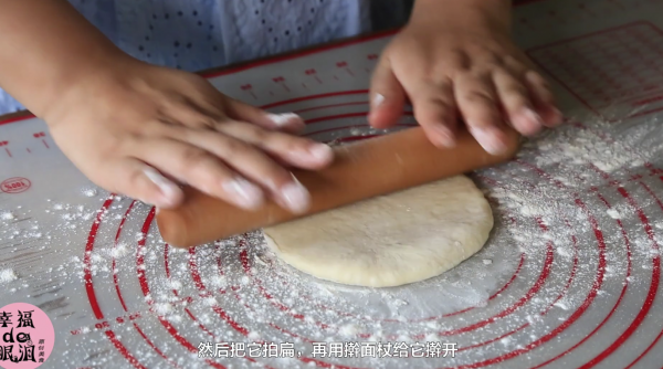 蛋黄肉松拉丝软欧包