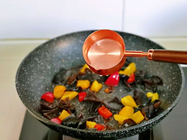 牛肉彩椒炒木耳
