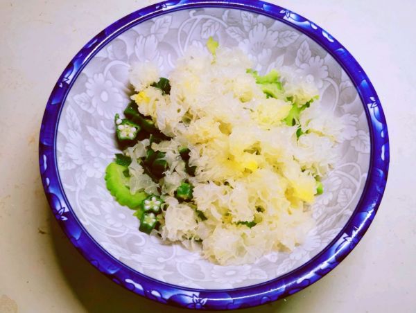 沙拉汁拌银耳蔬菜