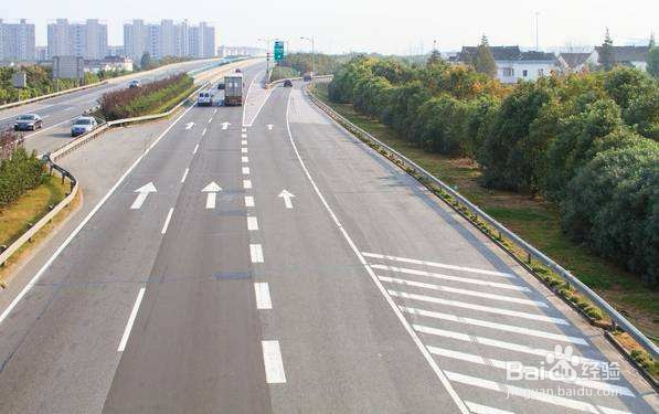 如何在高速公路开车