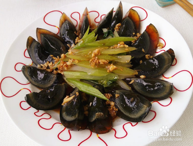 甜蒜汁拌芹菜皮蛋的做法