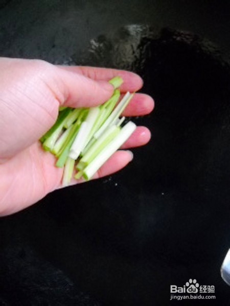 如何做腊肉皮炖胡萝卜？