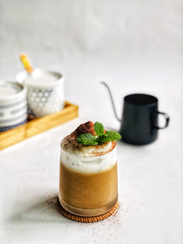 第一杯泡沫冰拿铁咖啡