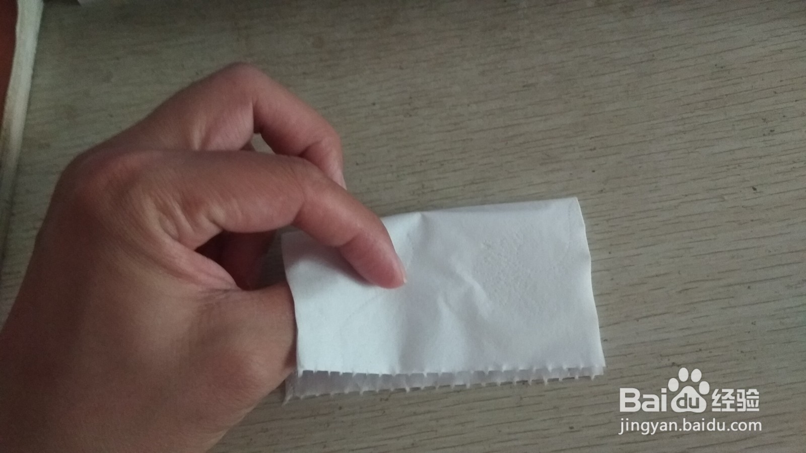 如何用一块手纸和一个中性笔芯做简易的手机支架
