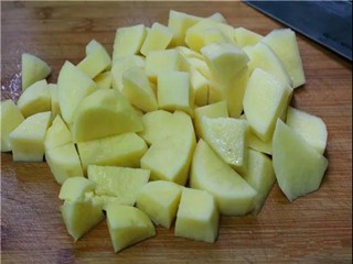 土豆焖排骨怎么做？