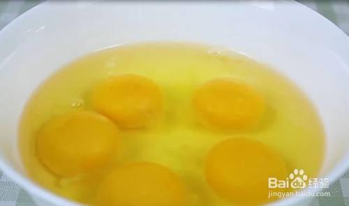 面粉别蒸馒头了，打入5个鸡蛋，上锅一蒸出锅
