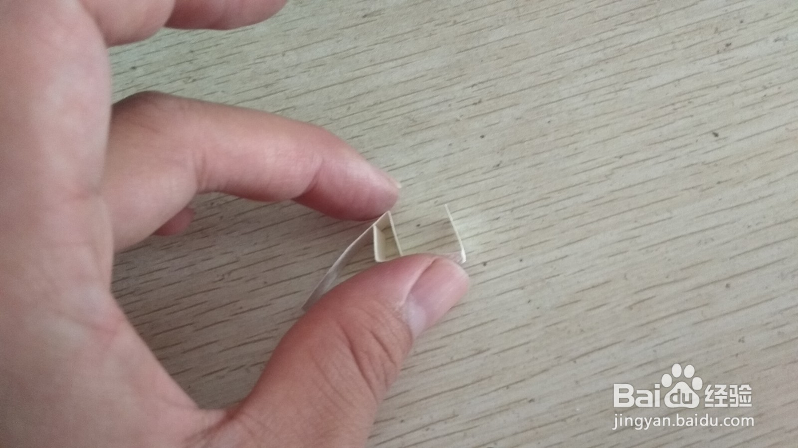 如何用两块小长方形水彩画纸做简易的手机支架