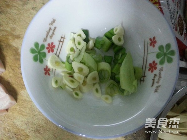 油菜炒肉的做法