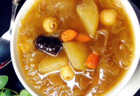 好喝的莲子银耳炖雪梨