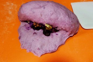 紫薯坚果粒软面包