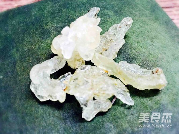 桃胶雪燕羹的做法