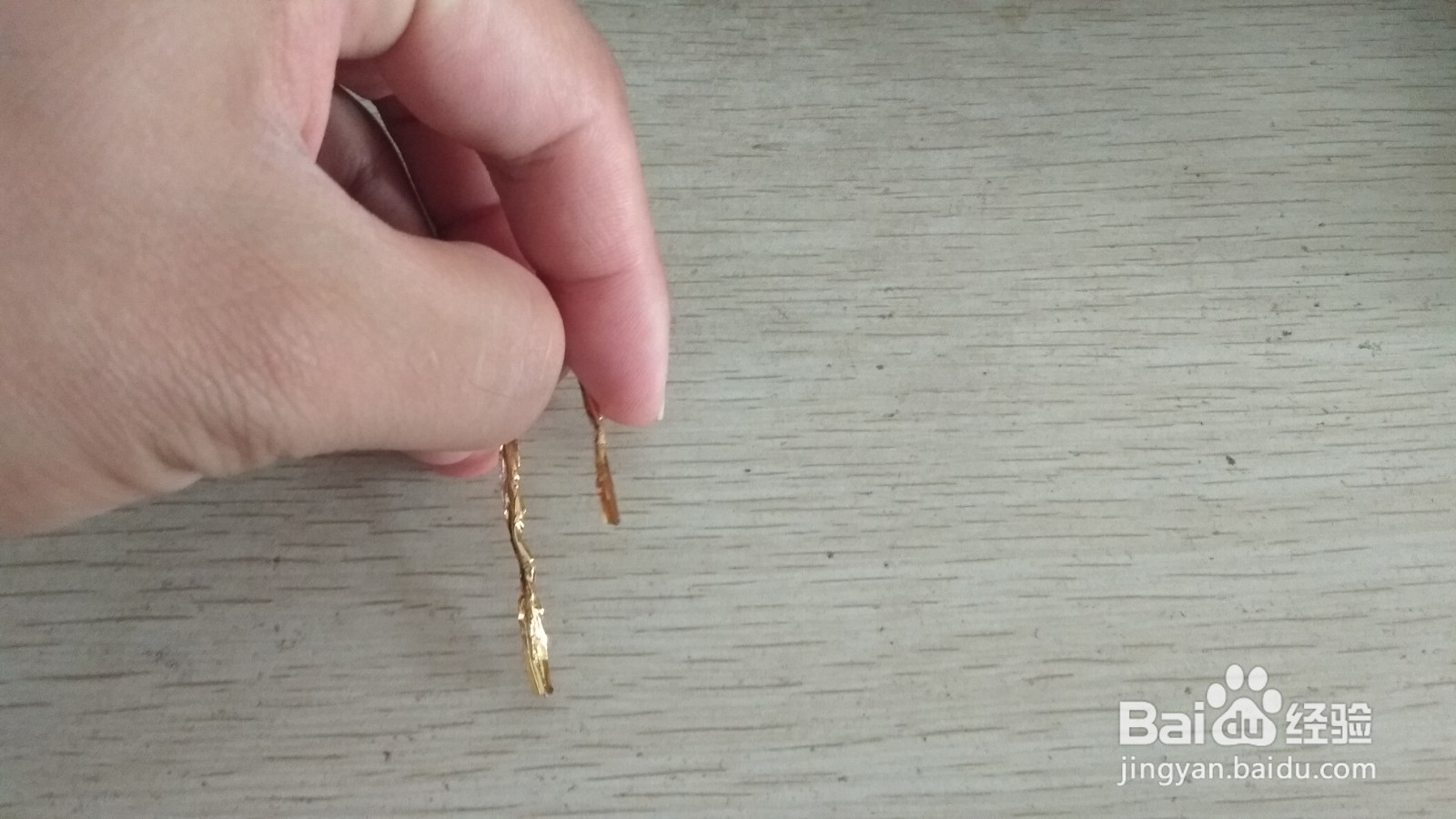 如何用一个面包袋绑绳做简易的钢笔的支架