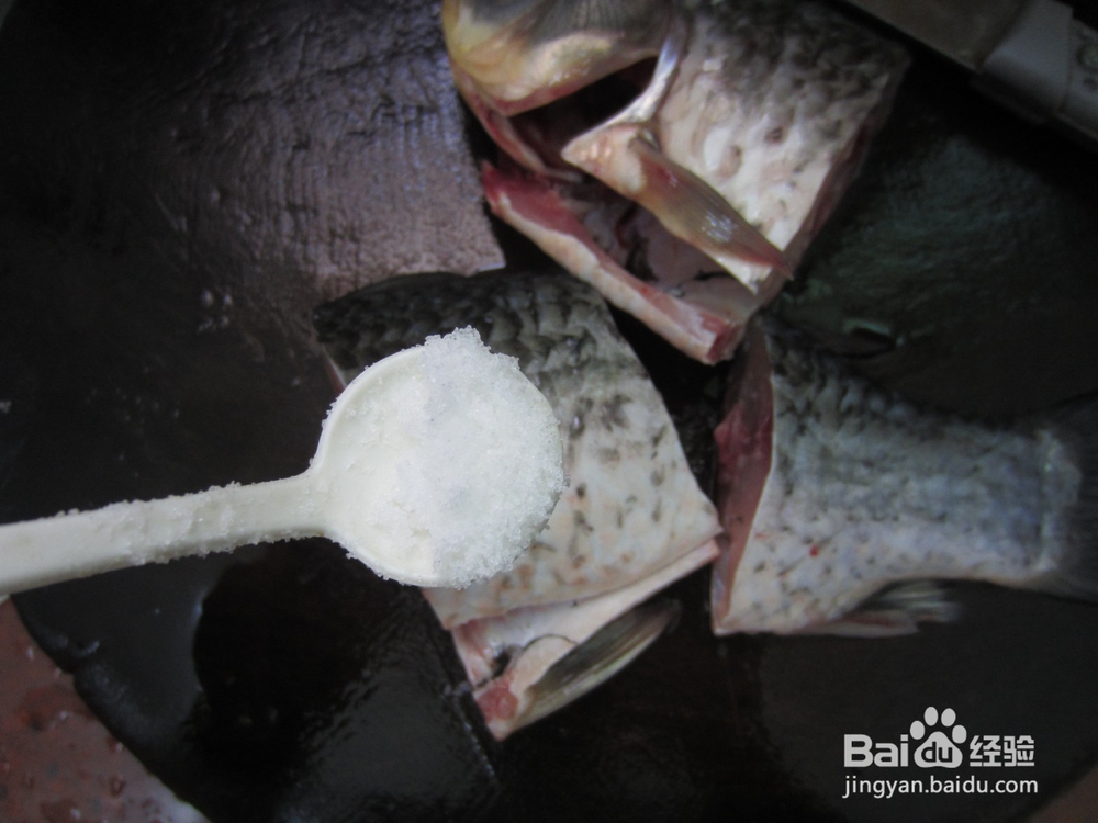 胡萝卜玉米花生鲫鱼汤