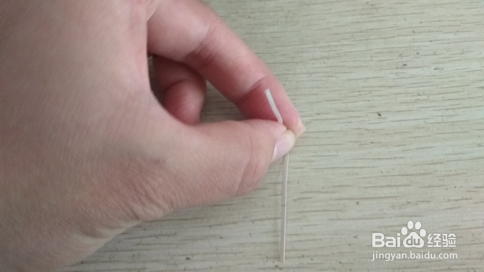 如何用两个细长长方形硬卡纸做简易的中性笔支架