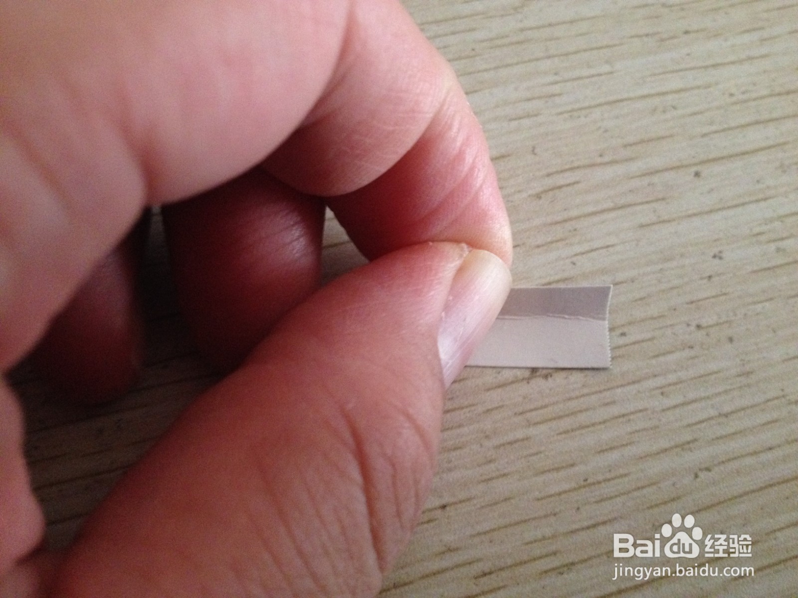 如何用小长方形硬卡纸做简易的中性笔的支架