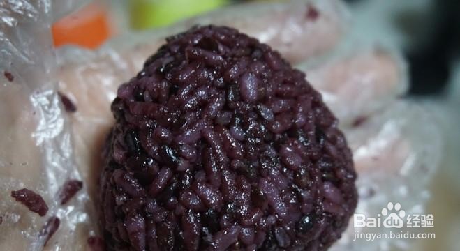 简单做有胃口的紫米肉松饭团