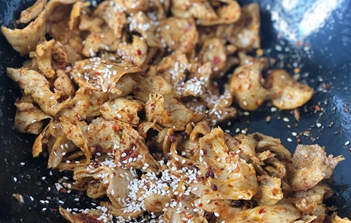 手撕孜然小面筋的做法