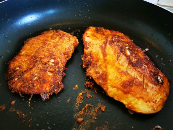 香煎蒜香黑椒鸡胸肉