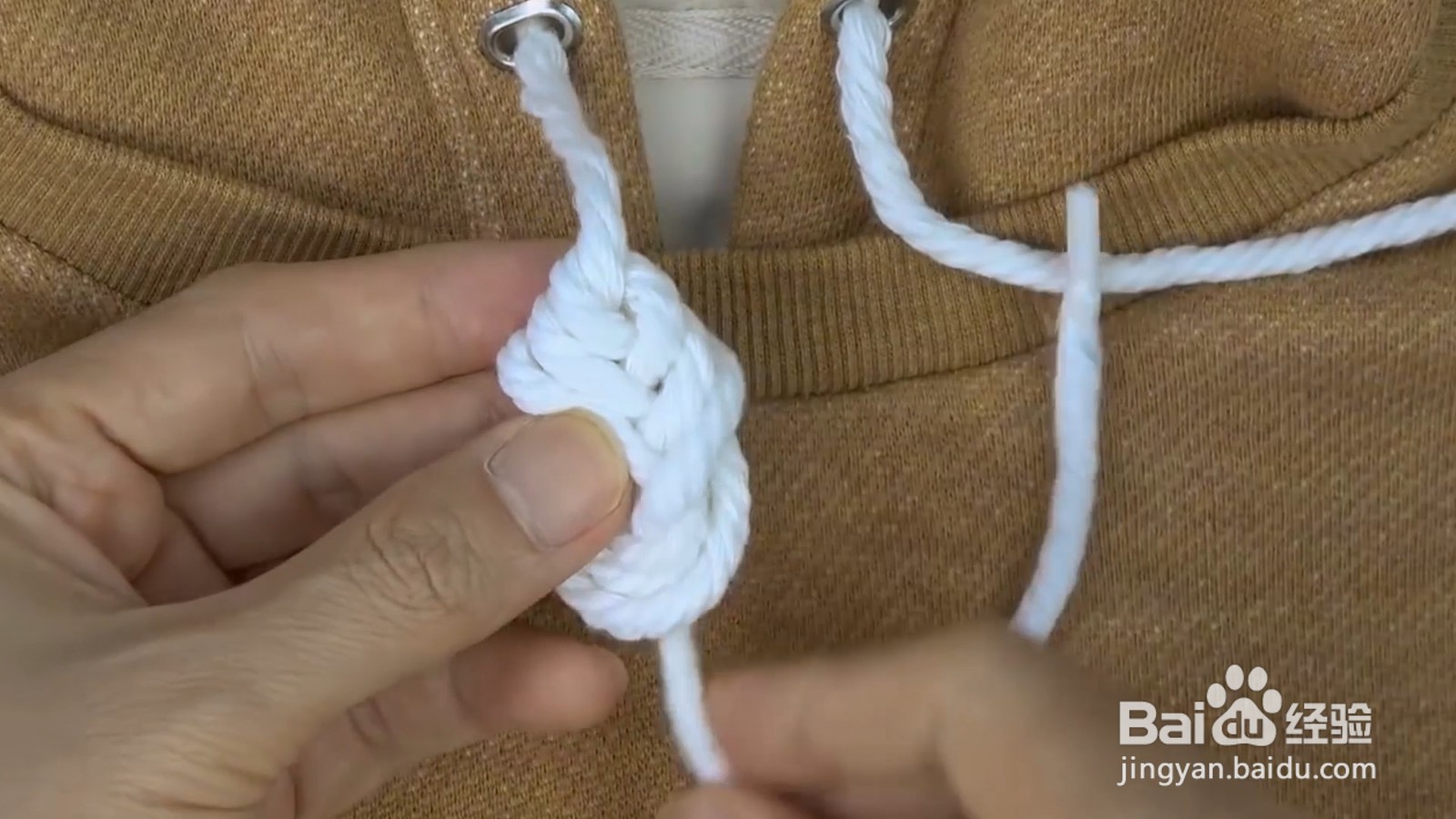 卫衣绳的花式打法，这样穿出去超有个性