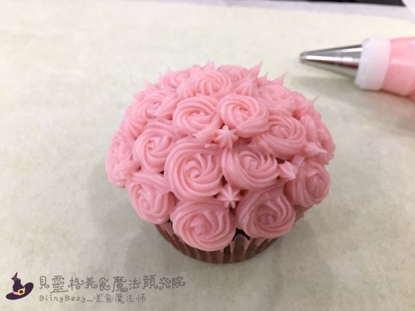 玫瑰花束奶冻裱花马芬杯子蛋糕