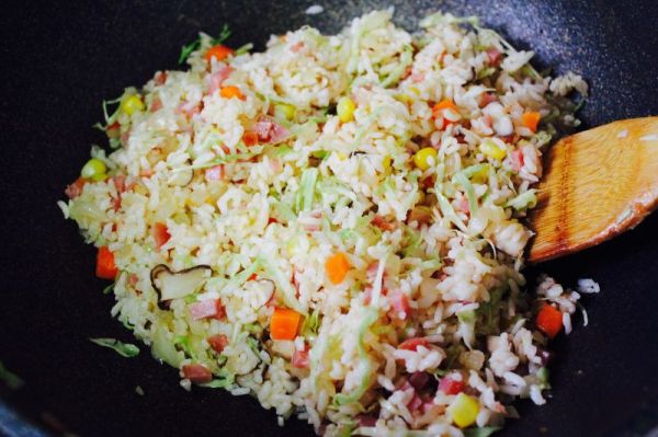 卷心菜香肠炒饭