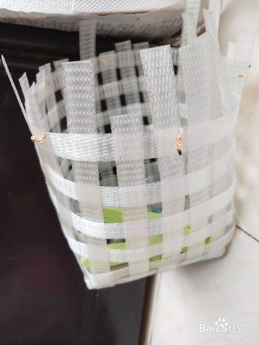 <b>怎么用编织带编制小框子 编织篮做法</b>