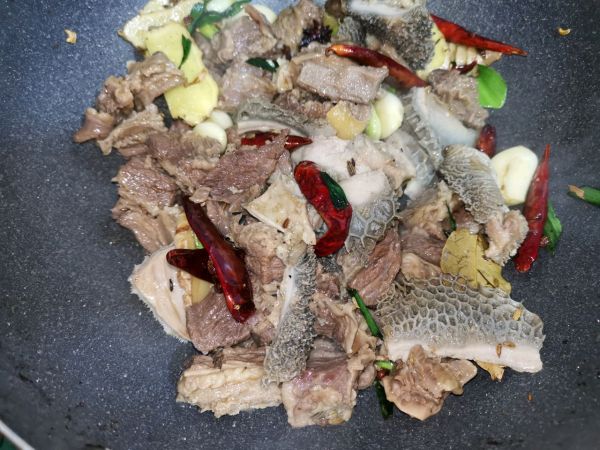 秘制萝卜焖牛腩