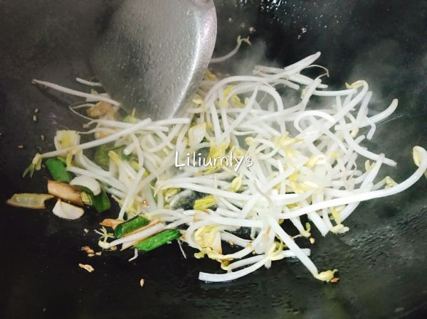 香辣平菇蔬菜炒面#10分钟早餐大挑战#