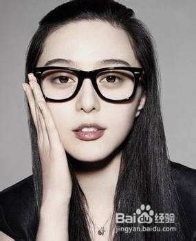 戴上了眼镜如何简洁涂眼霜