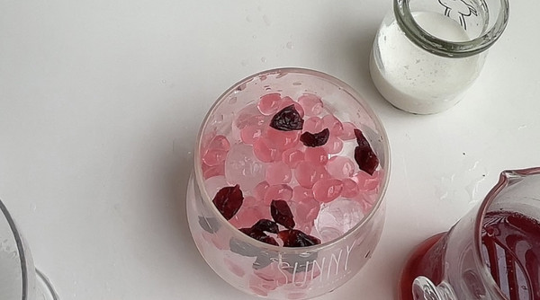 奶香蔓越莓冰饮