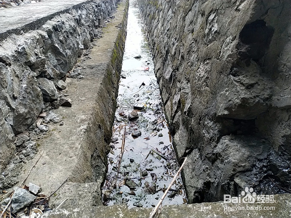 铁路线路两旁的排水沟应该怎么做?