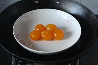 蛋黄包心鱼丸的做法