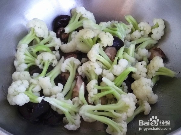 如何制作香菇炒菜花