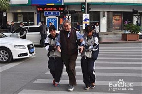 老人跌倒什么时候不能扶