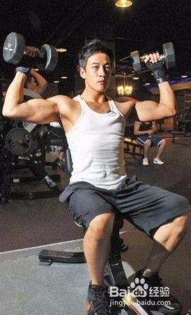 用哑铃锻炼胸肌