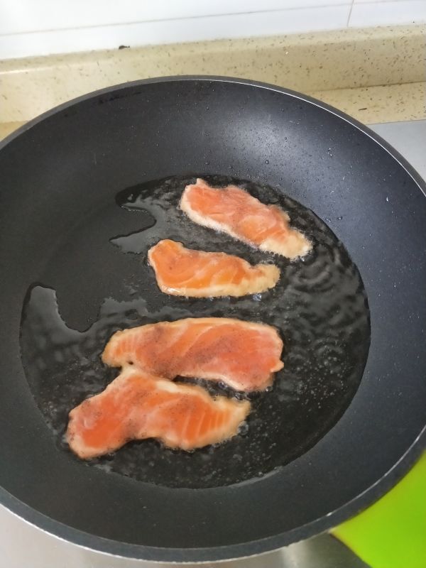 柠香黑椒三文鱼