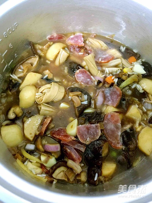 香菇土豆腊肠煲饭
