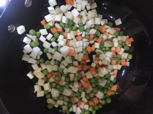 如何制作豌豆炒杏鲍菇