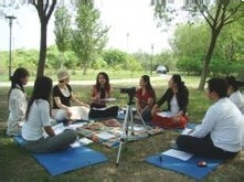 在翻转课堂教学中，教师应该如何进行行动研究？