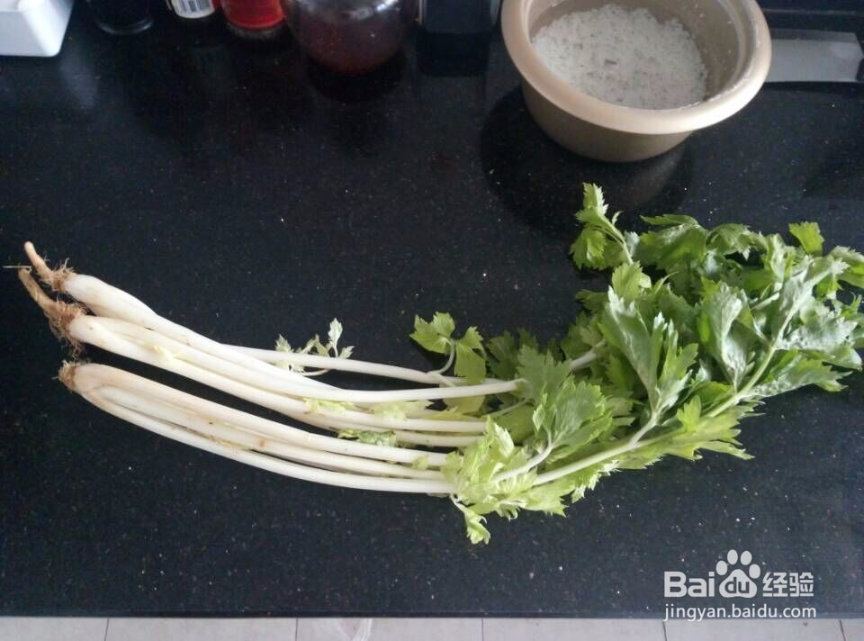 在家怎么做芹菜爆炒嫩鸡肉
