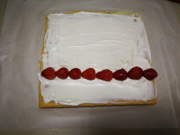 彩绘草莓蛋糕卷