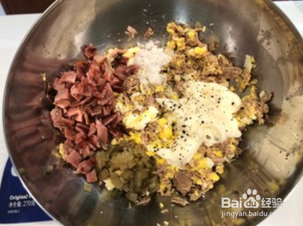 金枪鱼鸡蛋培根沙拉卷饼的简单做法