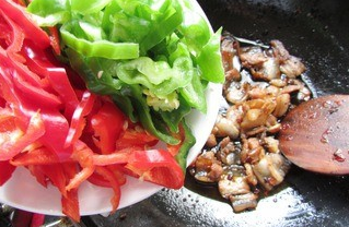 家常菜双椒炒肉的做法