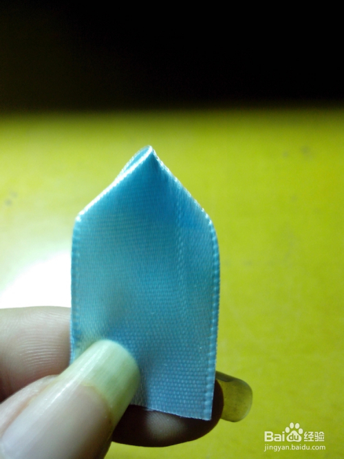 将令一边也向下折,一个花瓣就做出来了