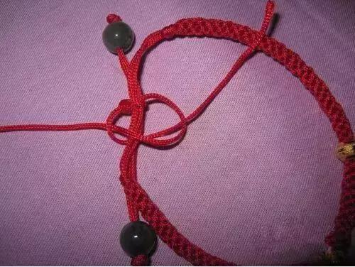 求三个转运珠手链怎样用红绳编