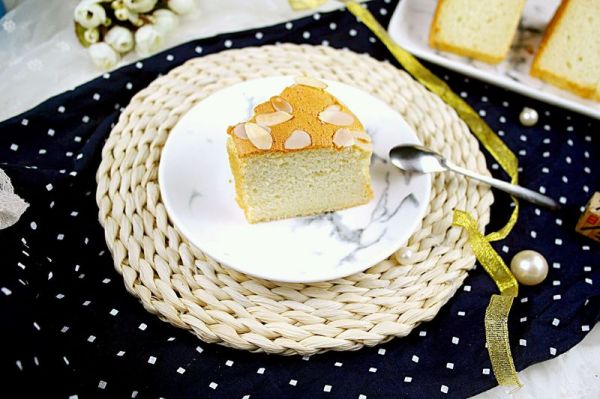 蜜糖杏仁戚风蛋糕